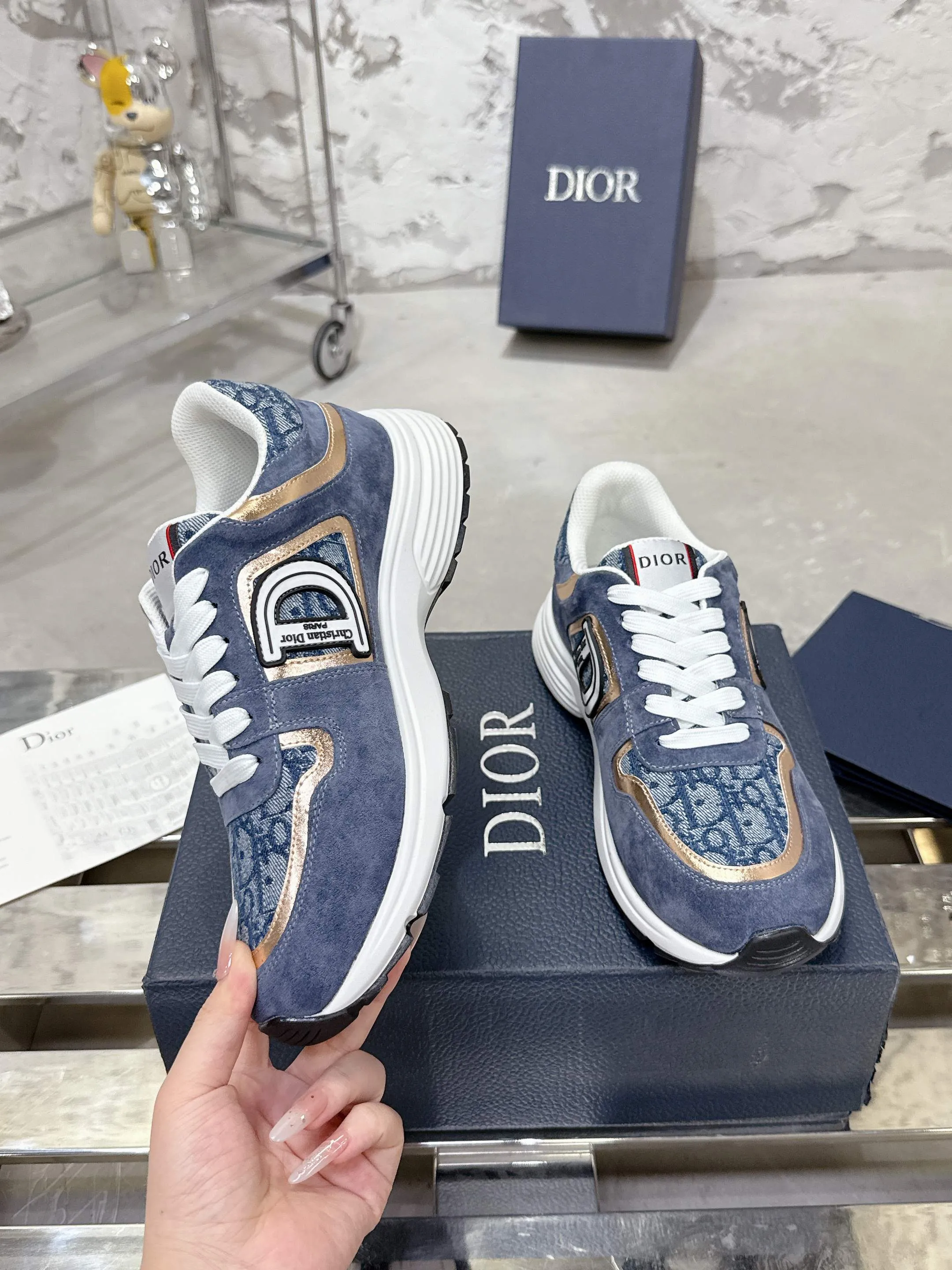 👟👟Ex-factory price 540👟👟 Dior Dior’s latest color matching B30 series dad sneakers. Original version 18,000💰 purchased for development and production. Brand new B30 sneakers. Dad Shoes style shoes that follow the trend of the retro market. The Dior logo on the tongue also indicates that this pair of shoes is the B30 model! B30 uses fine-textured leather and mesh cloth materials to form a shoe body. There are conspicuous letters CD on both sides of the shoe body to indicate identity. Many lines on the shoe body outline details to make the shoes look less monotonous and full of retro flavor. The delivery counter is exquisitely packaged🛍📦 ▪️Fabric: Original customized technical fabric + mesh ▪️Inner lining: Customized breathable lining ▪️Outsole: Original molded IP foam + TPU outsole ▪️Sole thickness: 3.5CM ▪️Size: Men’s size 39-45